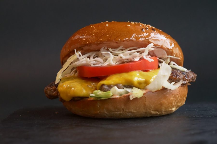 Hamburger s karamelizovanou cibuľou